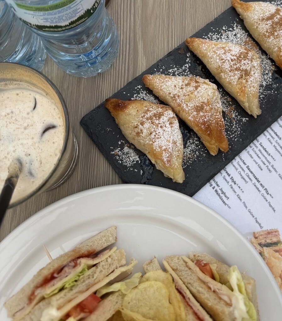 Bougatsa – Blätterteig mit Puderzucker, dazu Kaffee
