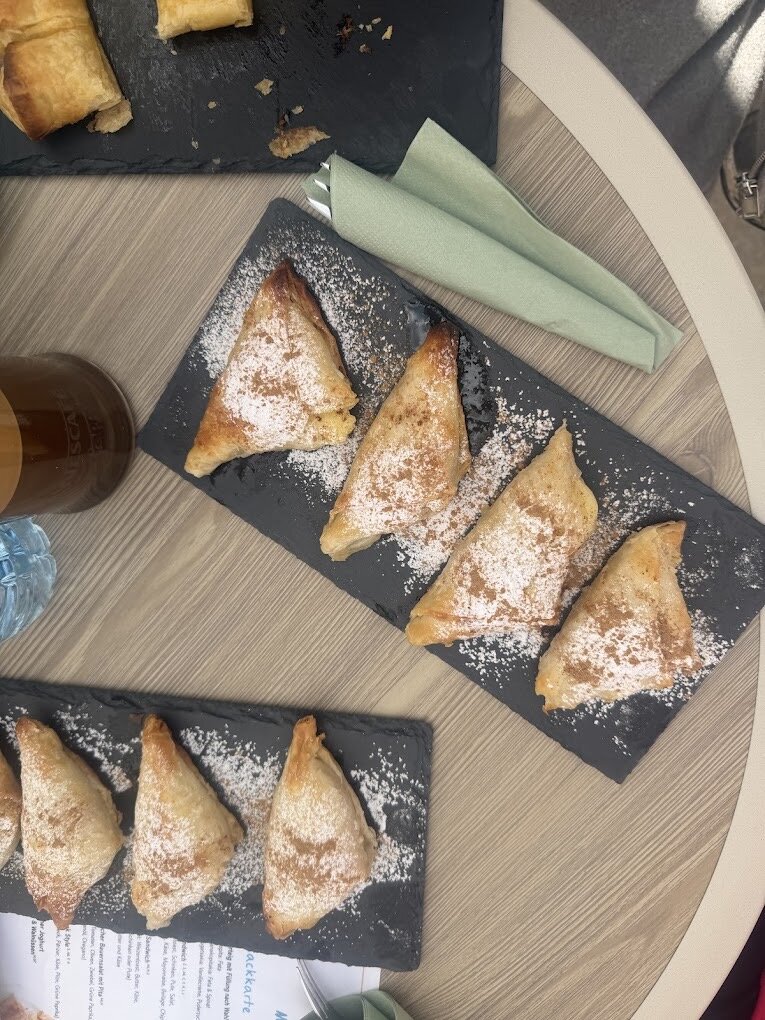 Frisch gebackene Bougatsa mit Puderzucker