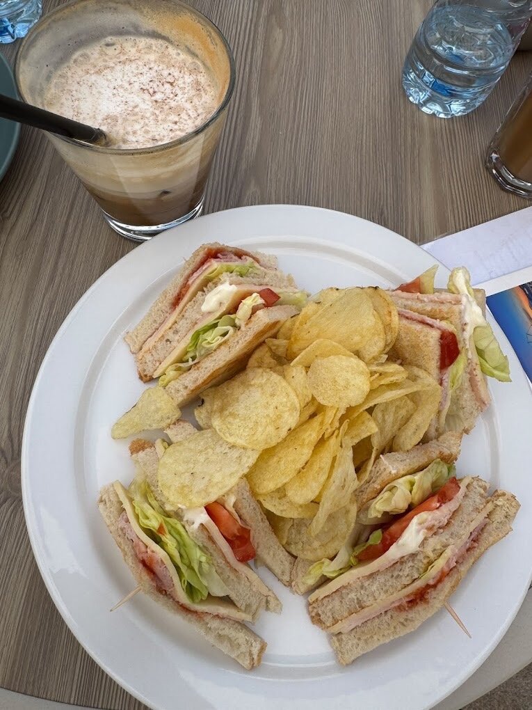Griechisches Clubsandwich mit Chips