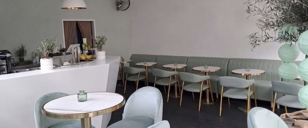 Café Bar Mykonos – gemütliche Sitzecke mit Loungebank