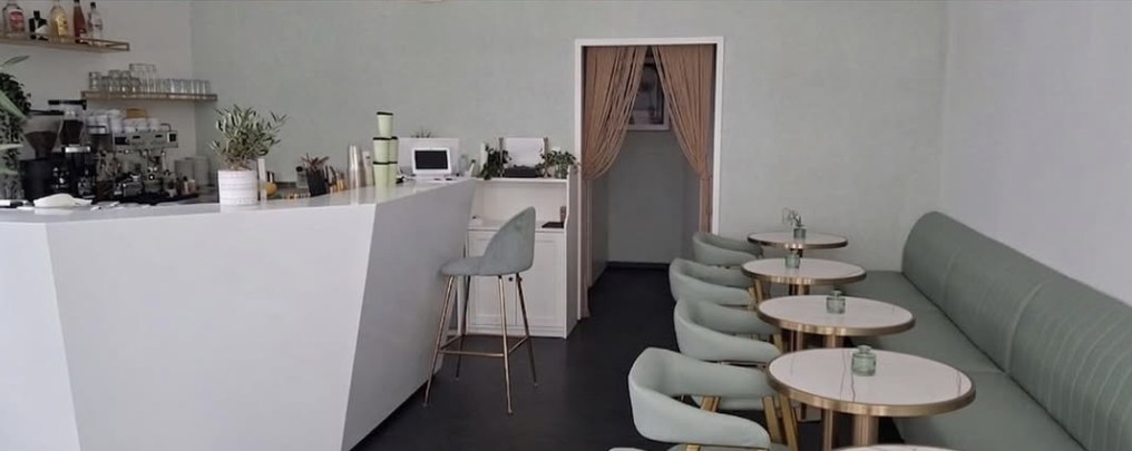 Café Bar Mykonos – Innenraum mit Bar und Sitzplätzen