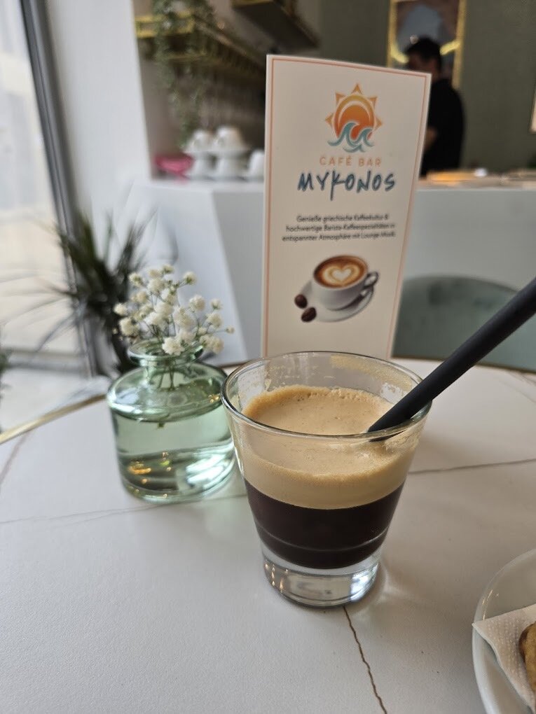 Griechischer Freddo-Kaffee im Café Bar Mykonos